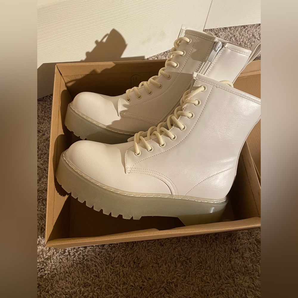 Bettyy White Steve Madden Boots. Very comfy, trendy.
